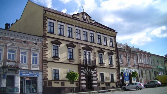 Budynek Liceum Ogólnokształcącego w Grybowie, znajdujący się w samym centrum miasta. Ma trzy kondygnacje i ponad 1300 m kw.