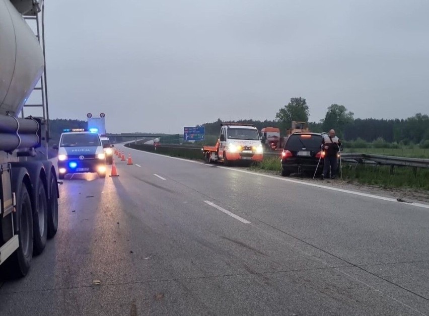 Wypadek na A1 w gminie Tuszyn. Przewróciła się przyczepa z...