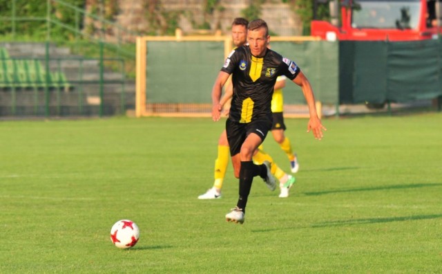 Krzysztof Ropski z rezerw Siarki Tarnobrzeg strzelił trzy gole Czarnym Lipa.