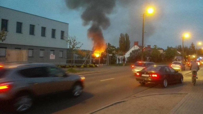 Pożar na ulicy Płockiej we Włocławku. Znane są wstępne przyczyny pożaru [straty, zdjęcia, wideo]