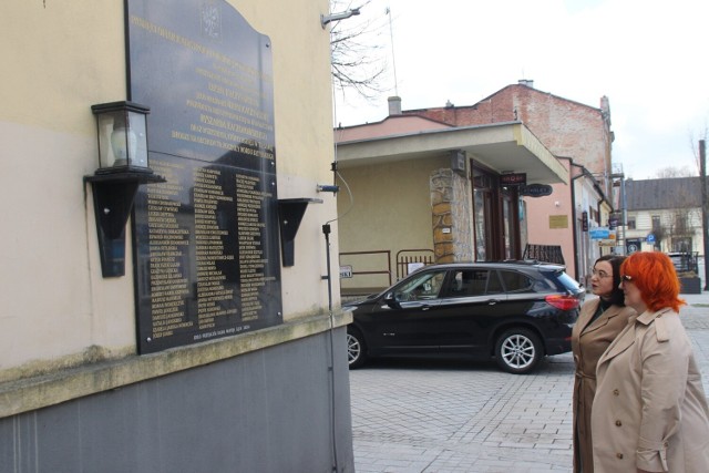 Złożenie zniczy pod tablicą w Radomsku upamiętniającą rocznicę lotniczej katastrofy smoleńskiej