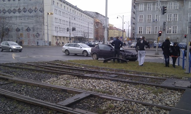 W skutek niezachowania wystarczającej ostrożności na skrzyżowaniu Huciska, Nowych Ogrodów i 3 Maja zderzyły się dwa auta.