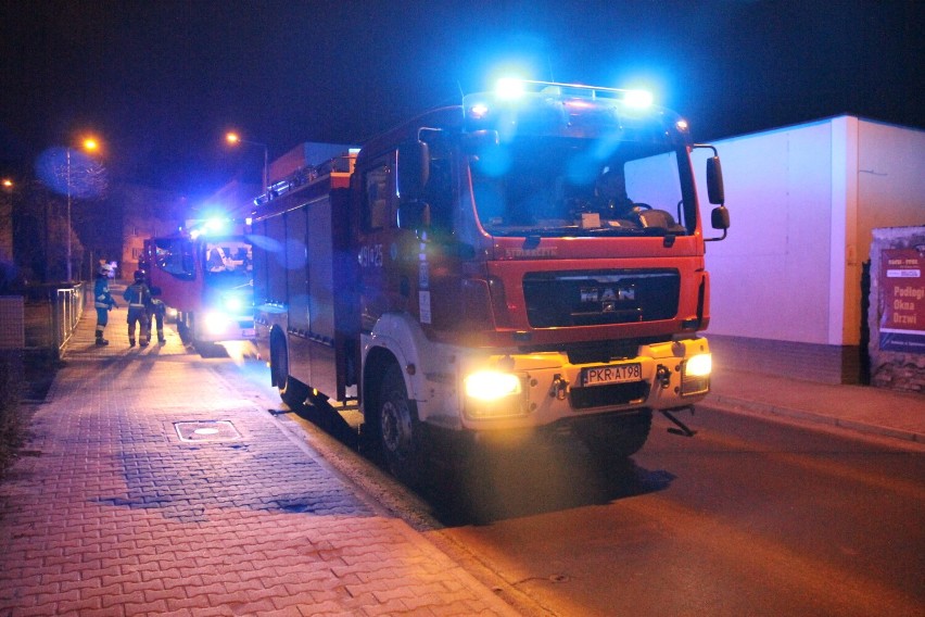 KROTOSZYN: 4 zastępy straży pożarnej interweniowały na ul. Rawickiej [ZDJĘCIA]
