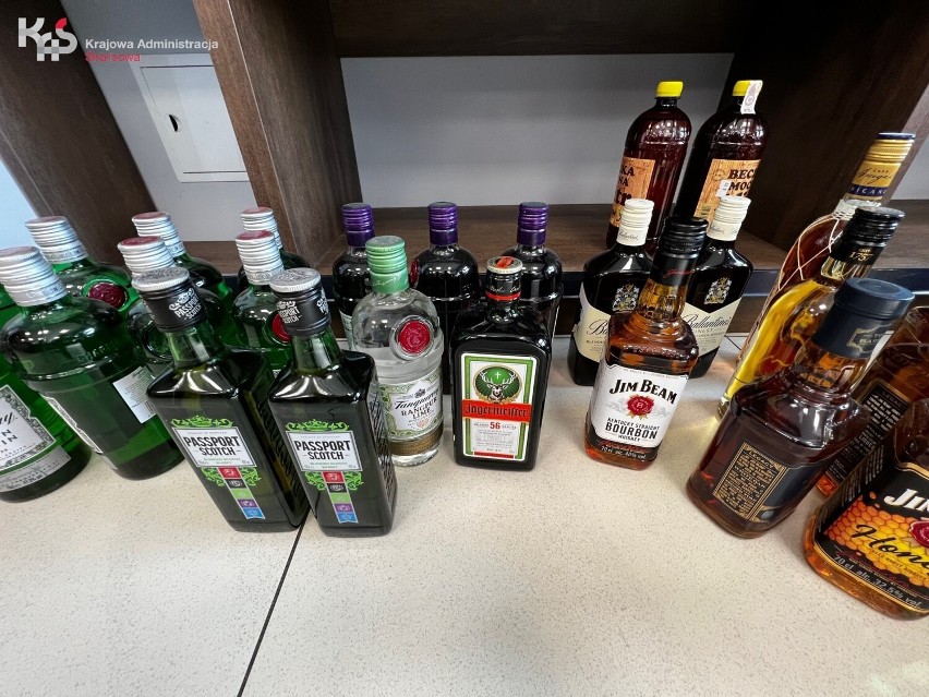 Alkohol bez akcyzy sprzedawany w delikatesach w Nowogardzie. Właścicielowi grozi do 3 lat więzienia
