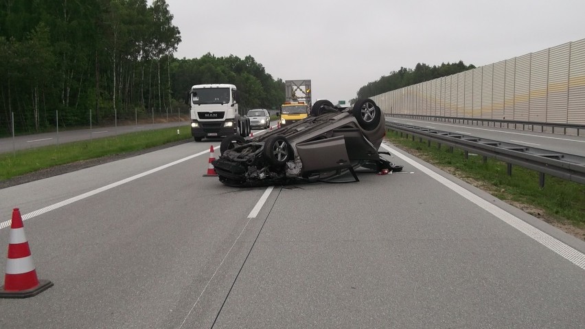 Wypadek na S8 w Zagórzu. Kia cedd na dachu