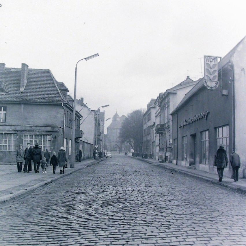 Ulica Tuwima. Po prawej stronie Wiejski Dom Towarowy, który...