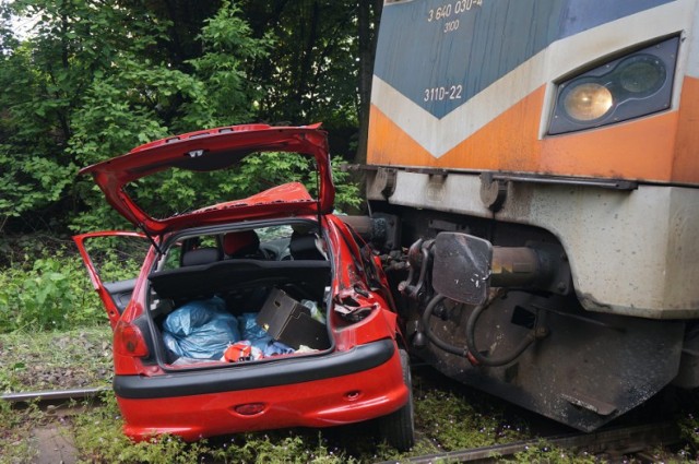 Wypadek w Rybniku. Samochód wjechał pod pociąg