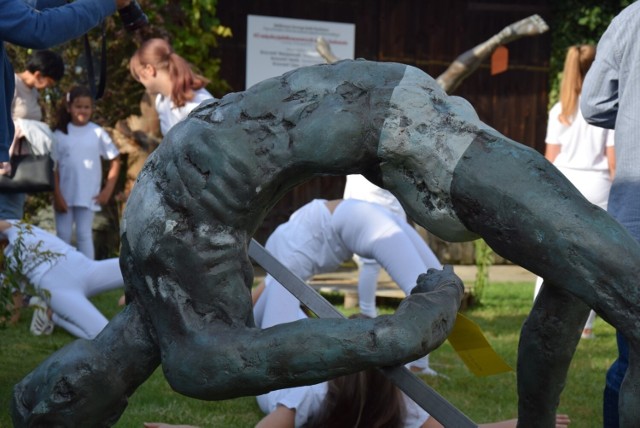 Rzeźby Jerzego Kędziory "spadły na ziemię" - jubileusz artysty w Poczesnej