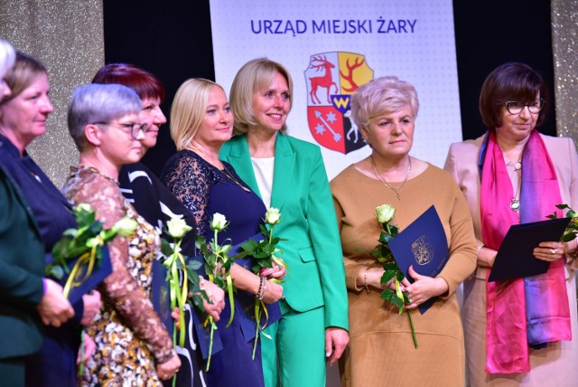 Gala z okazji Dania Nauczyciela w Lunie. Burmistrz Danuta Madej rozdała nagrody dla nauczycieli z żarskich szkół i przedszkoli