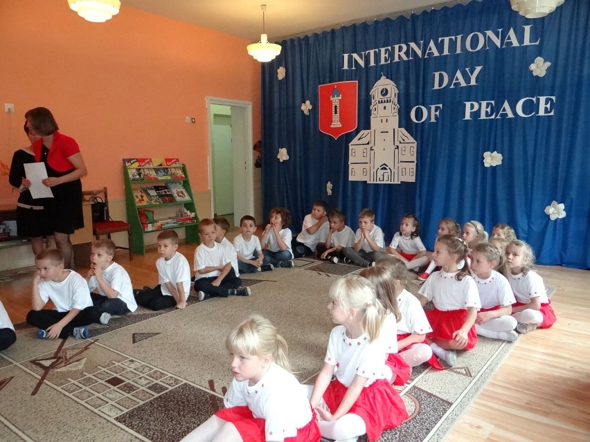 Międzynarodowy Dzień Pokoju w Wieluniu. Dzieci pokazały się rówieśnikom z Litwy [ZDJĘCIA]