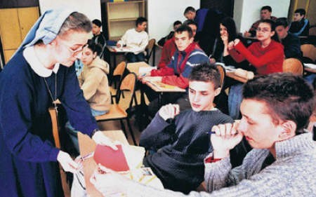 Lekcje religii prowadzone są w Polsce we wszystkich szkołach. Placówki zatrudniają na etatach 27 tys. katechetów