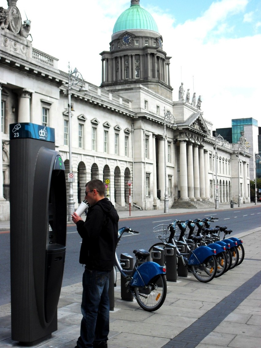 Dublin
Sieć miejskich rowerów to Dublinbikes, to 44 stacji i...