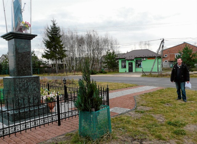 Z drugiej strony kapliczki również jest sklep spożywczy. Z napojów alkoholowych sprzedają  tam wyłącznie  piwo. Obydwa budynki są oddzielone przez lokalną drogę.