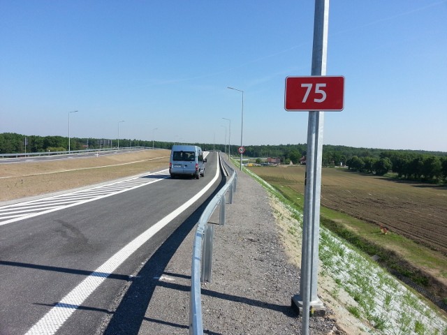 Sześć lat temu oddano pierwszą część łącznika brzeskiego - w kierunku autostrady A4. Teraz droga ma być wydłużona w drugą stronę. Ominie od zachodu Brzesko łącząc się z  DK 75 w rejonie ul. Cesarski Gościniec i Mickiewicza