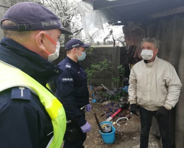 16 kwietnia, w dniu, w którym po raz pierwszy trzeba było obowiązkowo zakrywać nos i usta, wąbrzescy policjanci rozdawali na ulicach Wąbrzeźna bezpłatne maseczki sfinansowane przez urząd miasta