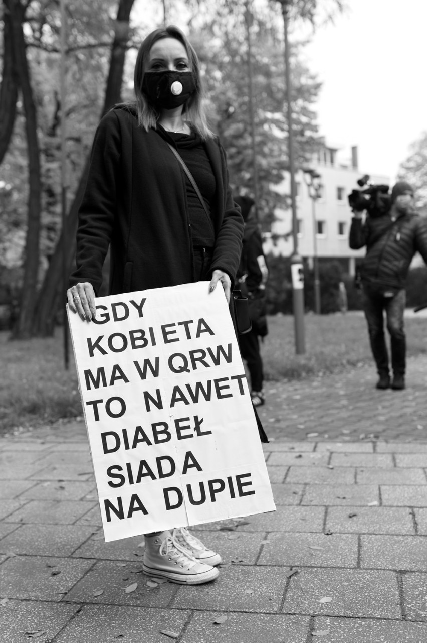 Protest kobiet w Gliwicach - ZDJĘCIA. Kobiety wyrażały swój sprzeciw przed katedrą [STRAJ KOBIET GLIWICE]