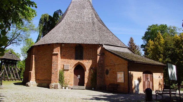 Kościół św. Gertrudy z XV wieku. To przykład skandynawskiego gotyku, jedyny w Polsce.  Nawiązuje do angielskich wzorców budownictwa. Znajduje się przy ul. Tynieckiego.