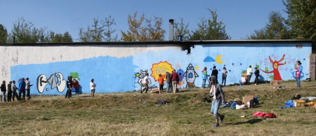 Mural, który malowały dzieci na garażach przy ul. Brynicy