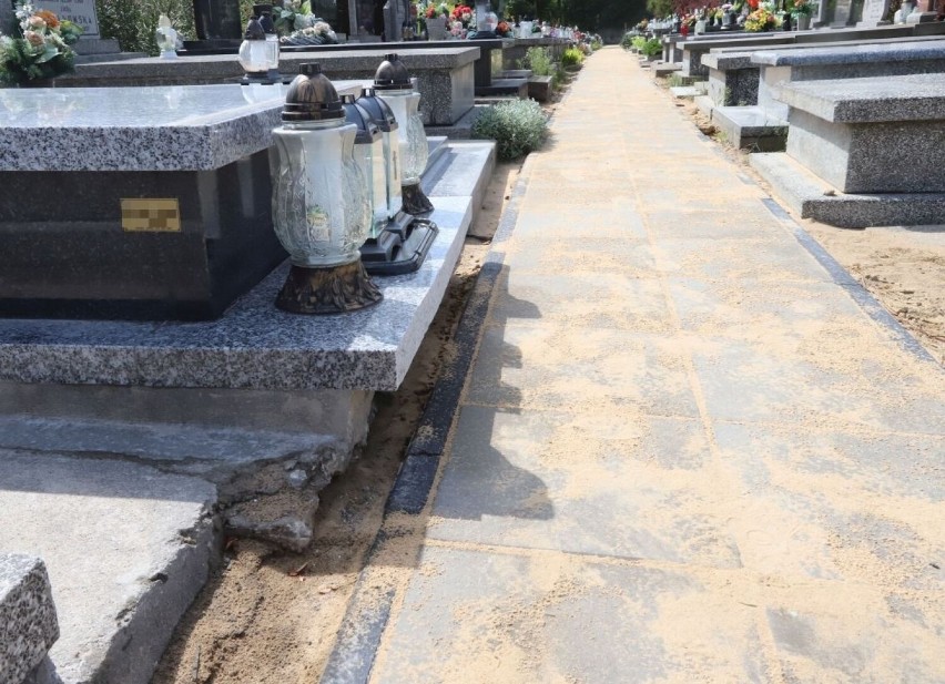 Mieszkaniec Radomia interweniuje w sprawie uszkodzonego nagrobka podczas budowy chodnika na Cmentarzu na Firleju. Zobacz zdjęcia