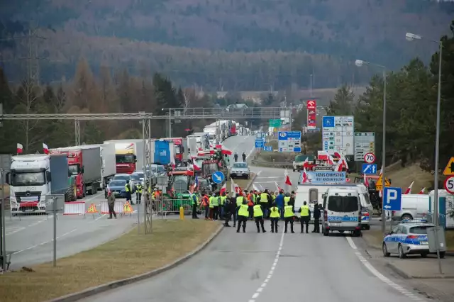 Protestujący rolnicy zablokowali przejście graniczne ze Słowacją w Barwinku