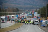 Rolnicy zablokowali przejście graniczne ze Słowacją w Barwinku. Protest ma potrwać do czwartku [ZDJĘCIA]