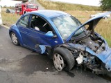 Wypadek na A1 pod Piotrkowem. Samochód osobowy volkswagen new beetle zderzył się z dwoma tirami [ZDJĘCIA, FILM]