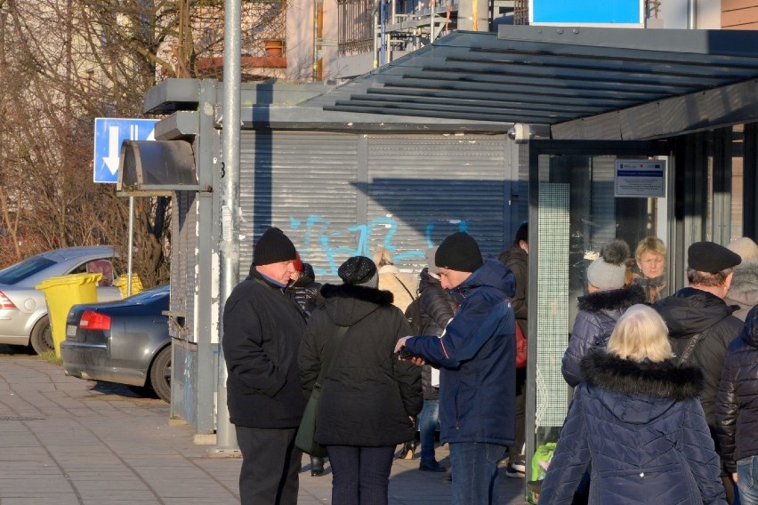 Opuszczony kiosk szpeci centrum Kielc. Kiedy przestanie straszyć pasażerów i przechodniów? [ZDJĘCIA]