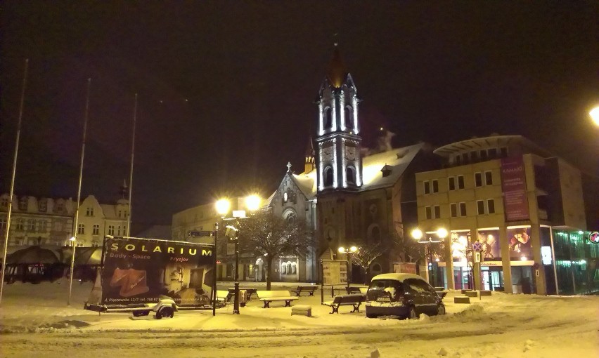 Tarnogórski rynek w nocy 19 marca w zimowej aurze. Widok od...