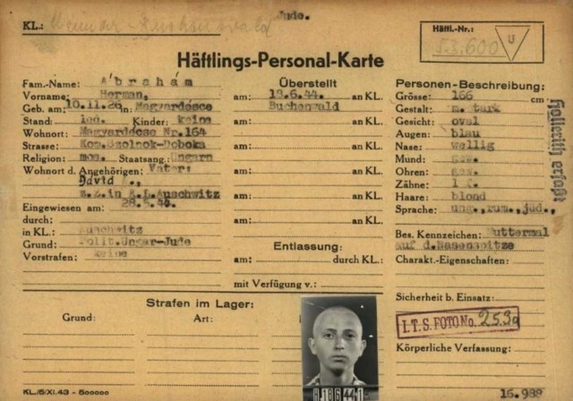 Wystawiona w KL Buchenwald karta personalna więźnia Hermana ABRAHAMA, Żyda z Węgier, który przed przybyciem do obozu w Buchenwaldzie był więźniem KL Auschwitz. Kartoteka została pozyskana w ramach projektu z ITS w Bad Arosle