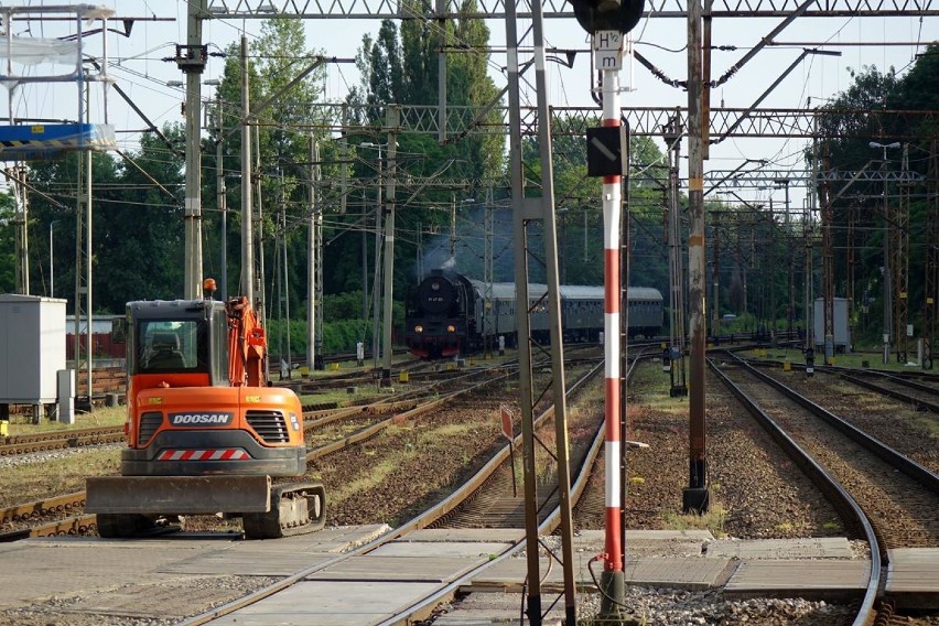 Pociąg turystyczny z zabytkowym parowozem wtoczył się na dworzec [ZDJĘCIA, FILM]