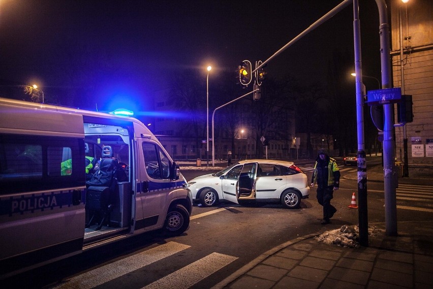 Wypadek na skrzyżowaniu ul. Sienkiewicza i Wigury w Łodzi. Jeden z kierowców uciekł [ZDJĘCIA]