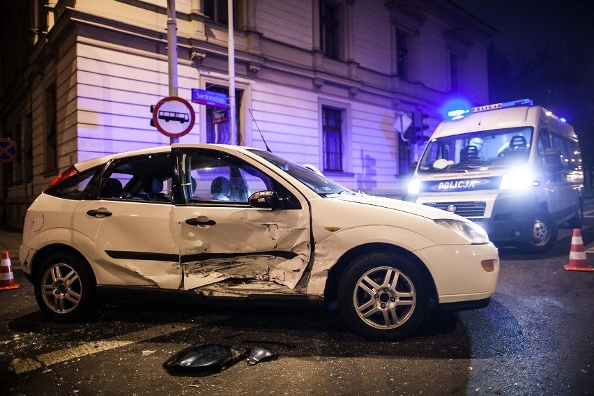 Wypadek na skrzyżowaniu ul. Sienkiewicza i Wigury w Łodzi. Jeden z kierowców uciekł [ZDJĘCIA]