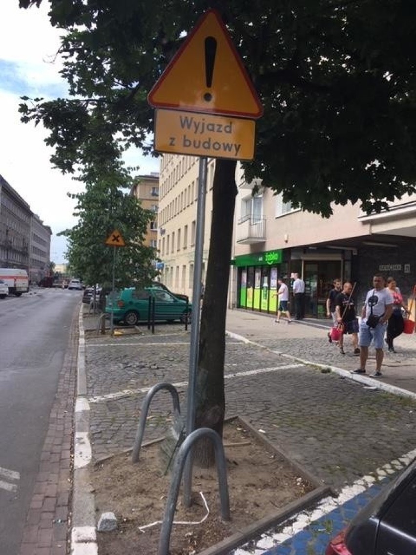 Mieszkanka ulicy Ratajczaka, zwraca uwagę, że znaki drogowe,...
