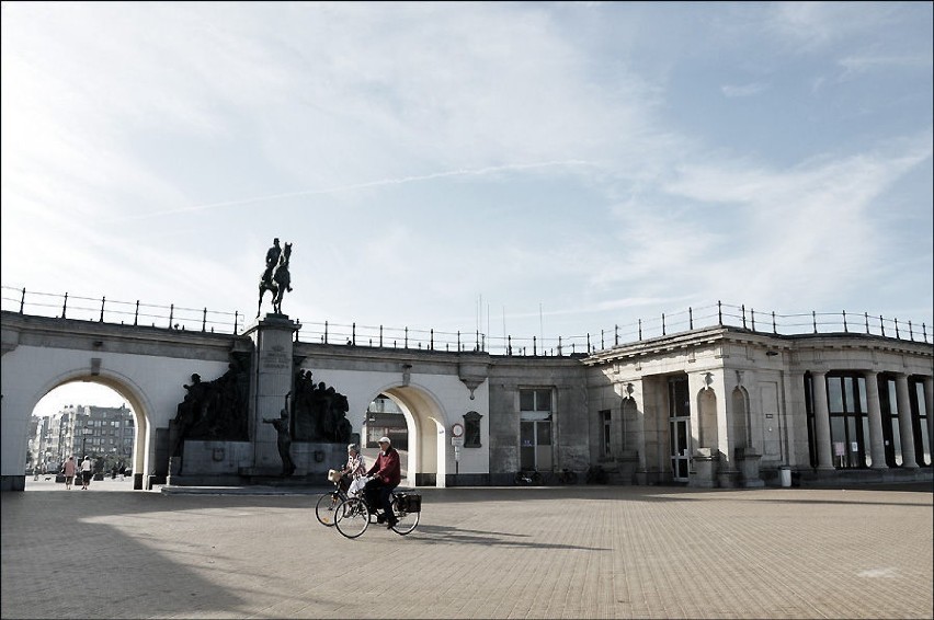 Pomnik Króla Leopolda II na koniu wtopiony w tło Pałacu -...