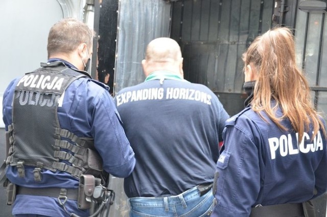 Zniszczył drzwi maczetą i groził mieszkańcom jednego z bloków w Gdańsku. 53-latek zatrzymany