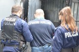 Gdańsk: Maczetą uszkodził drzwi, a następnie zabarykadował się w mieszkaniu. 53-latek aresztowany na trzy miesiące. Grozi mu 5 lat więzienia