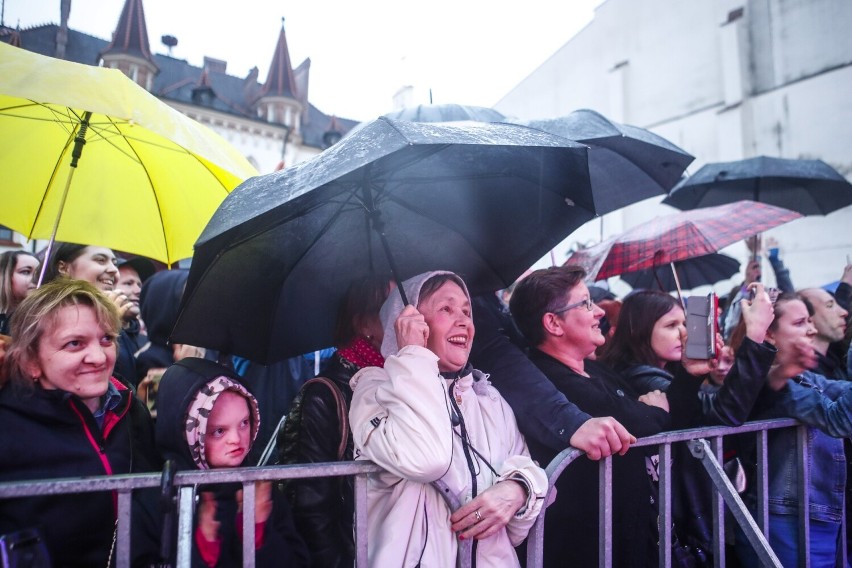 Wiosenna trasa radia VOX FM. Tłum fanów na koncercie gwiazd disco polo przy Rynku w Rzeszowie [ZDJĘCIA]