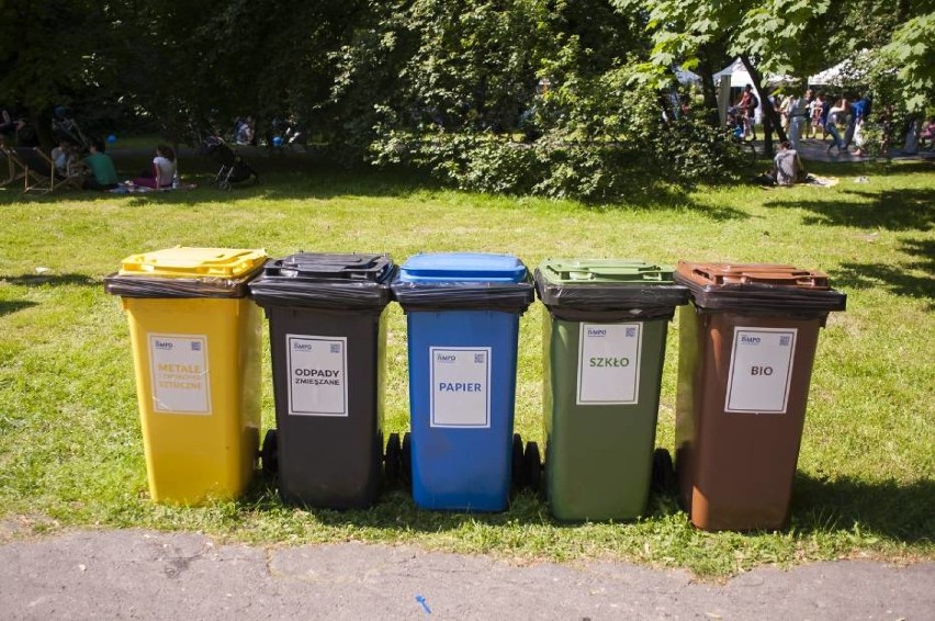 Zdjęcie ilustracyjne: pojemniki do segregacji śmieci