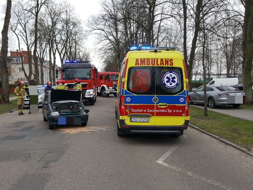 Wypadek na ulicy Piłsudskiego w Szczecinku. Tico zderzyło się z volkswagenem [zdjęcia]