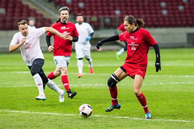 W czwartek 13 października na stadionie PGE Narodowym odbył się charytatywny mecz piłkarski „PGE Narodowy dla Kai”, z którego dochód zostanie przekazany na leczenie czteroletniej dziewczynki, która walczy z nowotworem złośliwym układu nerwowego. Wstęp na mecz dla wszystkich kibiców był bezpłatny. Na boisku pokazali się m.in.  aktorzy Antoni Królikowski i Rafał Mroczek, dziennikarze Bartosz Ignacik, Grzegorz Jędrzejewski, Krzysztof Marciniak, Żelisław Żyżyński, były piłkarz Legii Warszawa Piotr Włodarczyk oraz mistrzyni świata WBC w boksie zawodowym Ewa Piątkowska. Strzelonych bramek nikt nie liczył, bo cel był inny. Zobaczcie jak gwiazdy radziły sobie na murawie.