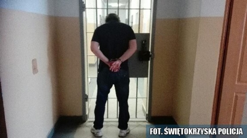 Policjanci z Ostrowca skontrolowali mężczyznę i znaleźli biały proszek