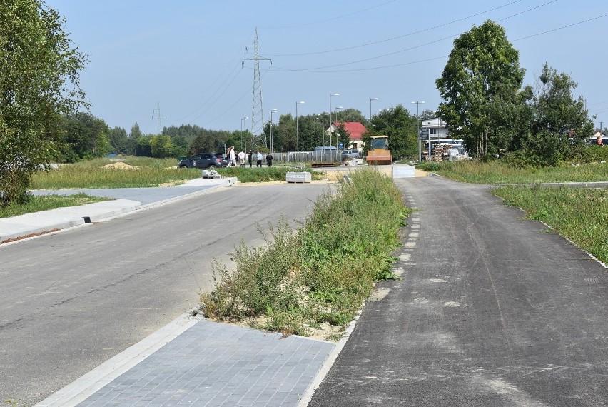 Stanęły prace na nowej drodze w Brzezince przed Bramą Śmierci