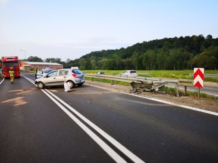Wypadek na DK 28 w Gorlicach. Samochód uderzył w bariery. Ranna jest 4-latka