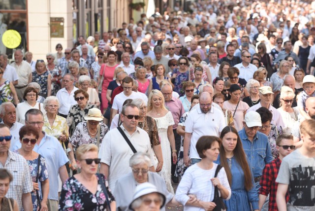 Uroczyste nabożeństwo Bożego Ciała, czyli Najświętszego Ciała i Krwi Chrystusa rozpoczęło się w katedrze śś. Janów o godzinie 9.00. Tuż po nabożeństwie ruszyła procesja ulicami Starówki. Zobaczcie zdjęcia!