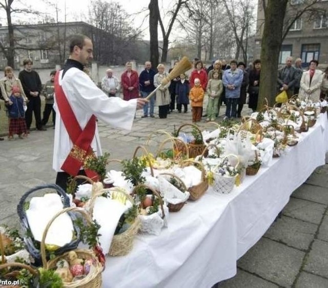 Jeśli tylko pogoda pozwoli, dekret zaleca by błogosławić pokarmy przed kościołami.