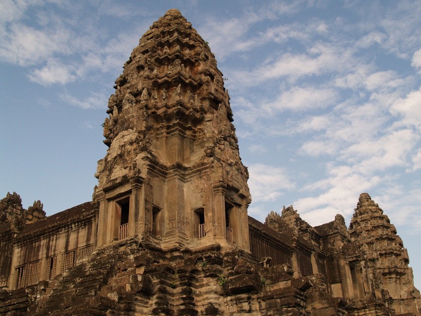 Wierze Angkor Watu o zachodzie słońca.