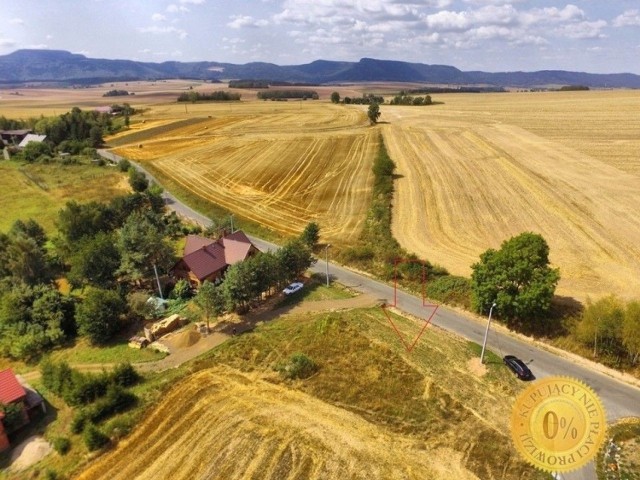 Przepięknie położona działka z widokiem na Szczeliniec - znajdująca się w Gajowie. Grunt budowlany o powierzchni 1100 m2 z bezpośrednim dojazdem z drogi publicznej - asfaltowej.

Działka uzbrojona jest w takie media jak : prąd i woda. Rozciągający się widok z działki zapiera dech w piersiach.Dookoła cisza i spokój. Bardzo dobry wylot w kierunku Radkowa ( 3.5 km). Do malowniczo położonego zalewu w Radkowie tylko 5 km. Idelalne miejsce w kierunku Gór 
Stołowych by zobaczyć Błędne Skaly 20 km, Szczeliniec w Karłowie 14 km, dalej pojedziemy w kierunku Kudowy Zdrój, Polanicy Zdrój , Dusznik Zdrój i Wambierzyc.

Z Gajowa przez góry malowniczym skrótem dojedziemy do przejścia granicznego z Czechami w Tłumaczowie .Dodatkowe przejcie piesze i rowerowe z Czechami w Radkowie w kierunku Bozanova. Wjeżdżając w Radkowie, jadąc trasą rowerową do Bozanowa dojedziemy trasą rowerową do Otovic w Czechach do przejścia granicznego w Tłumaczowie.

Zobacz na kolejnych slajdach najtańsze działki budowlane na wsi pod Wrocławiem - posługuj się myszką, klawiszami strzałek na klawiaturze lub gestami