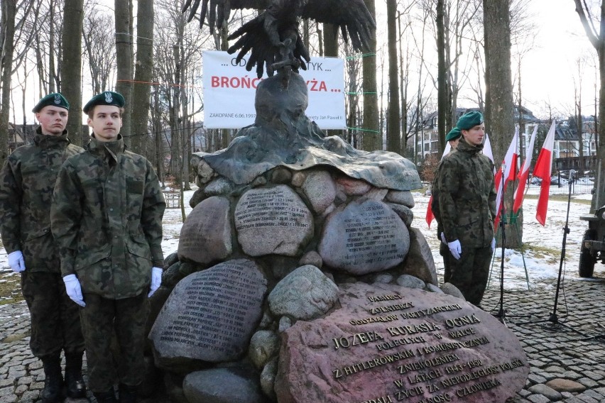 Zakopane. Narodowy Dzień Pamięci Żołnierzy Wyklętych pod pomnikiem "Ognia"