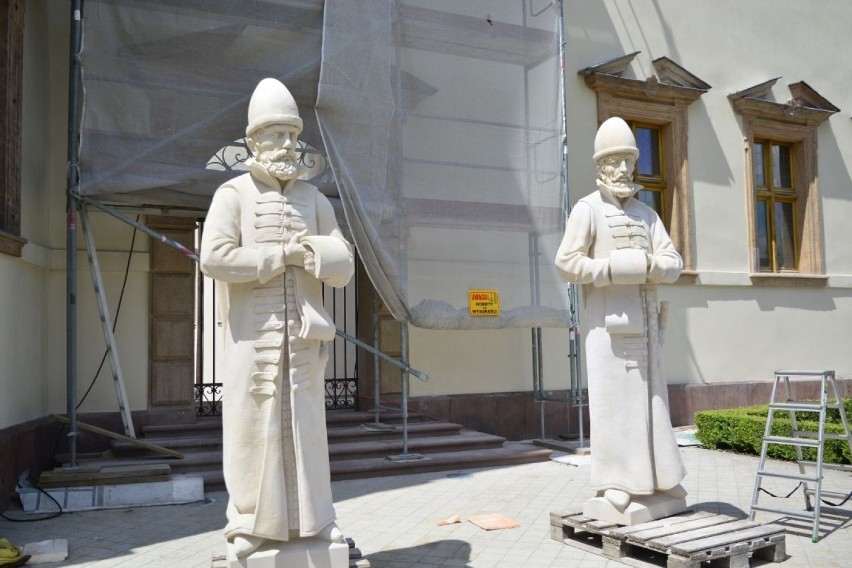 Figury posłów wróciły na Pałac Biskupi w Kielcach po 150 latach! [WIDEO, ZDJĘCIA] 