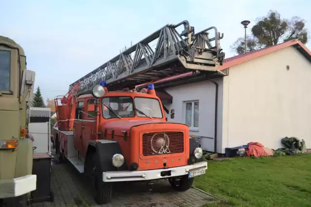Wóz strażacki Magirus  z około 30-metrową drabiną od lat parkuje przed remizą OSP we Wtelnie